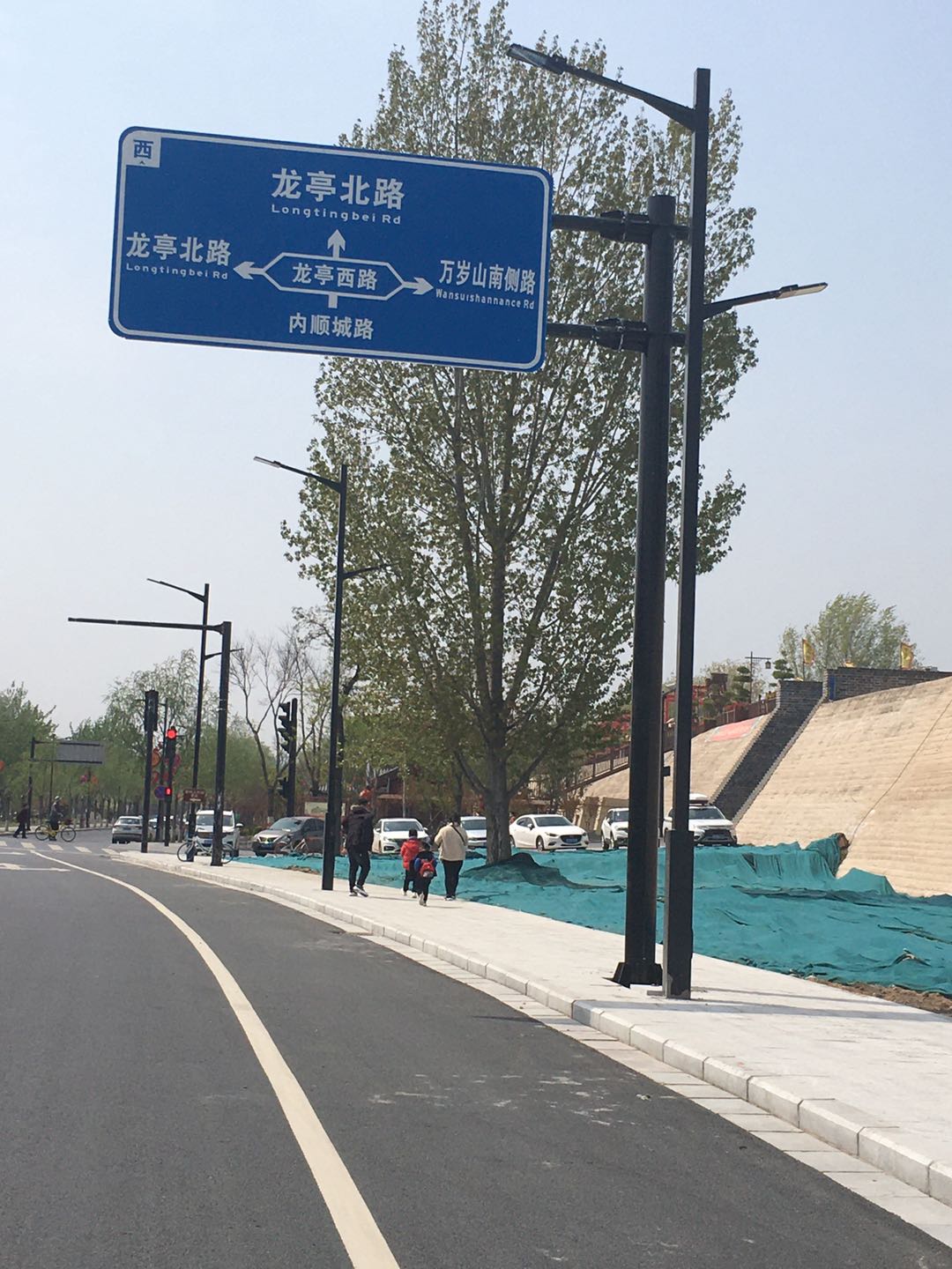 工厂道路指示牌