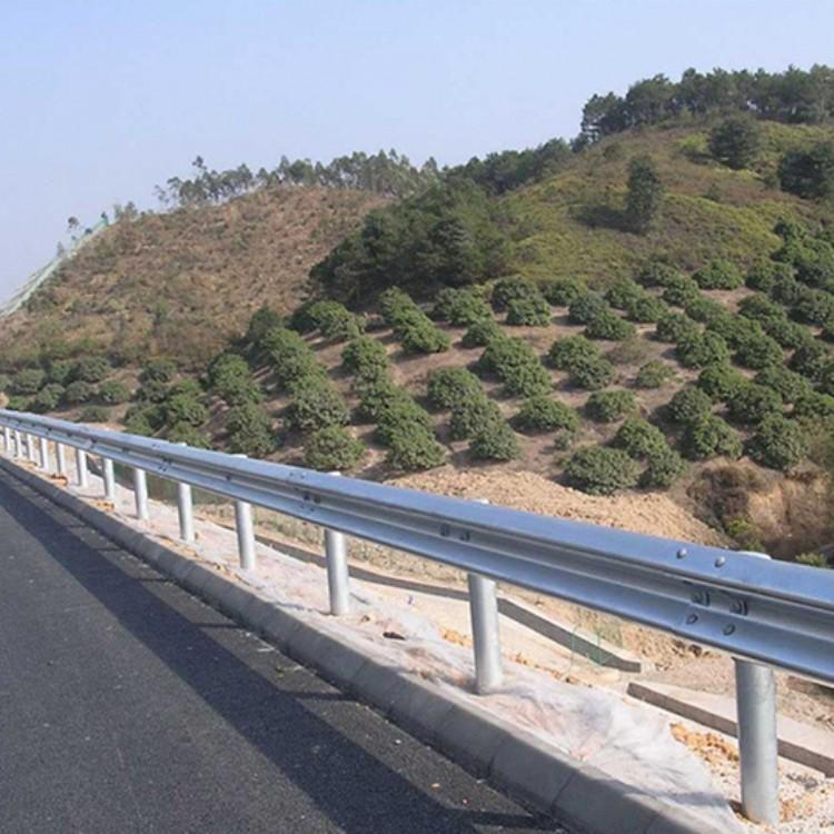 新疆合创通达护栏定做厂家 新疆马路护栏厂 公路护栏网