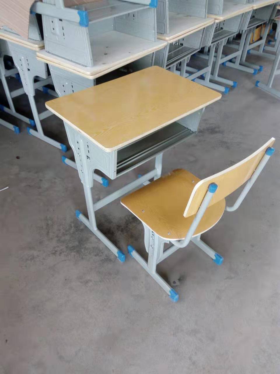广西来宾-双柱升降课桌椅-定做批发