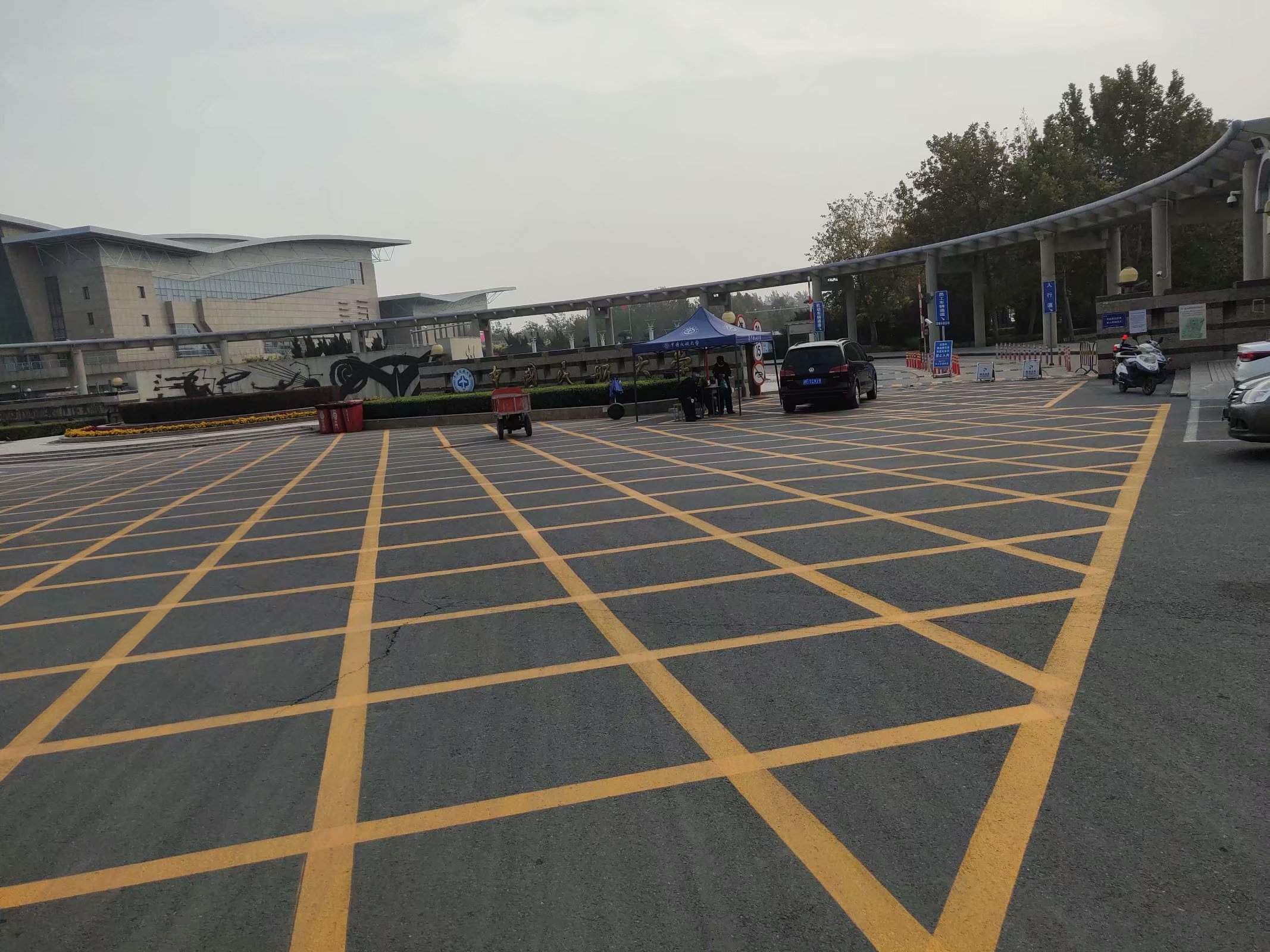 天津河北区路面指示线 商场停车位地面划线 热熔划线 交通设施