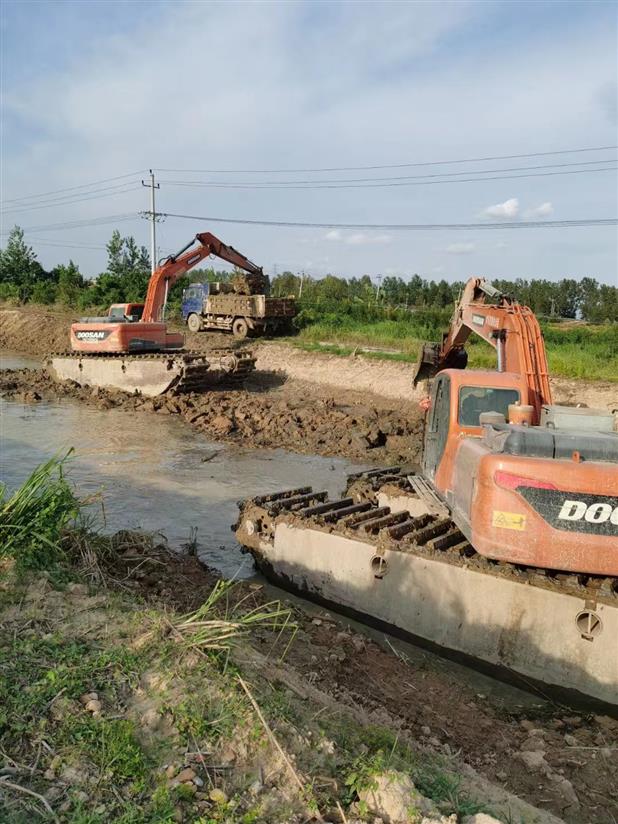 扬州附近船挖清淤泥
