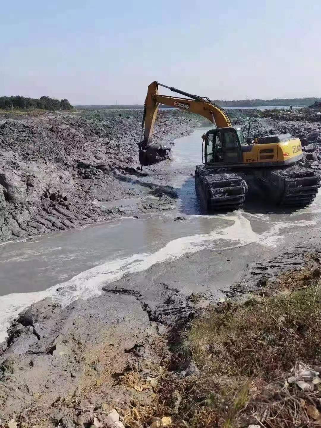 附近浮箱式水陆挖掘机